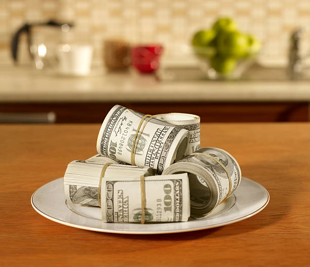 plateful de dinero - dinner currency table business fotografías e imágenes de stock