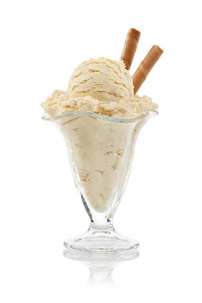 sundae de sorvete de baunilha. - ice cream vanilla ice cream bowl white - fotografias e filmes do acervo