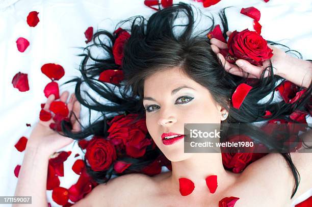 Frau Im Bett Von Rosen Stockfoto und mehr Bilder von Aromatherapie - Aromatherapie, Attraktive Frau, Auf Rosen gebettet