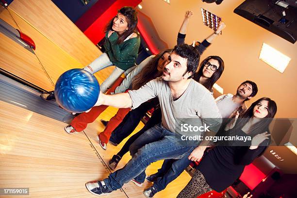 Bolos Con Amigos Foto de stock y más banco de imágenes de Adolescente - Adolescente, Bolos americanos - Deporte de equipo, 20 a 29 años