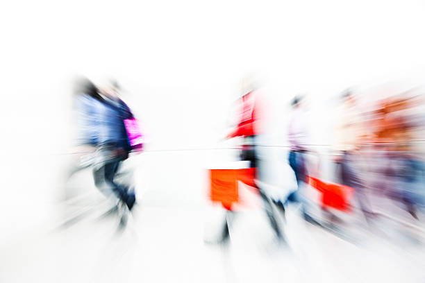 image abstraite du shopping avec des sacs de shopping, de flou en mouvement - rush hour commuter crowd defocused photos et images de collection