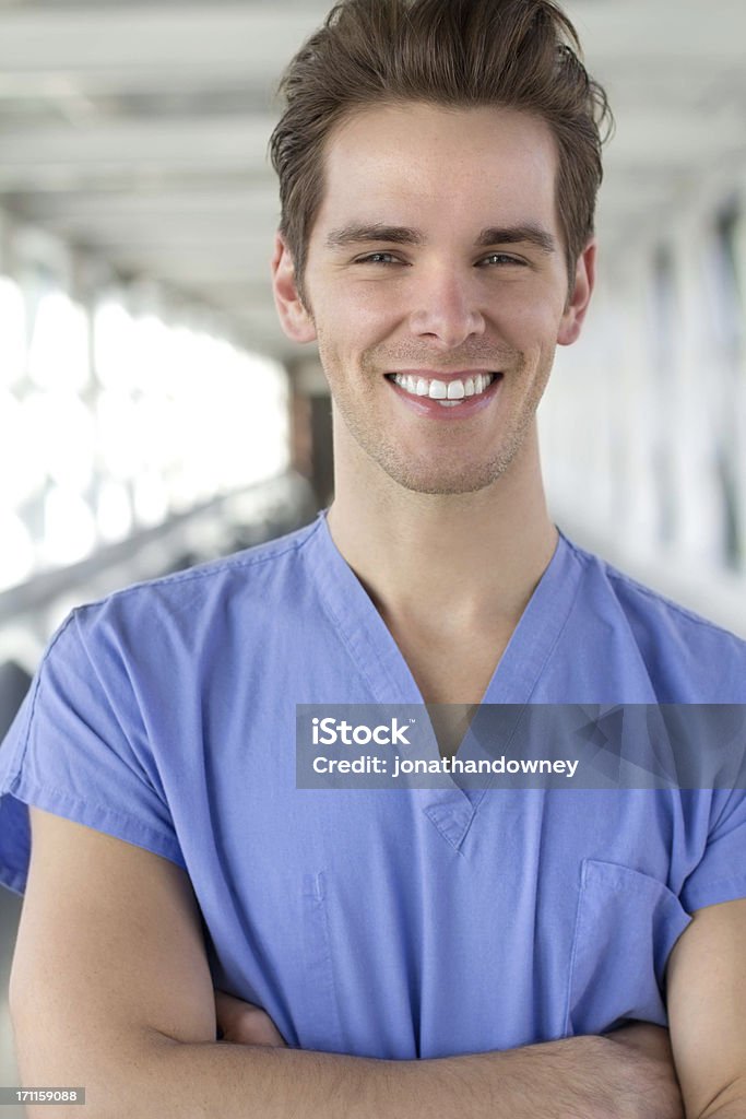 Sorridente em azul Uniforme Hospitalar - Royalty-free Enfermeiro Foto de stock