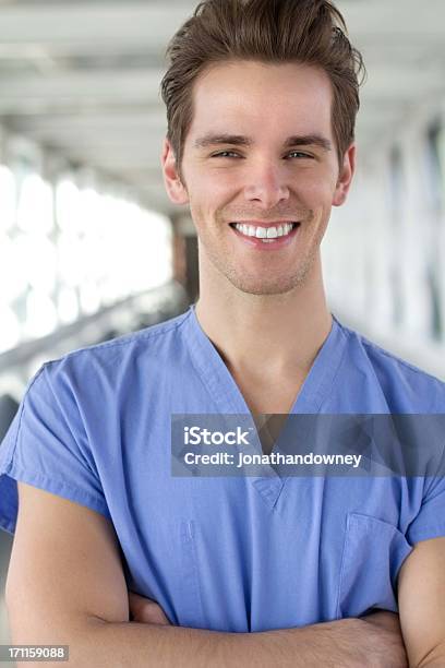 Sorridente Em Azul Uniforme Hospitalar - Fotografias de stock e mais imagens de Enfermeiro - Enfermeiro, Retrato, Acidentes e Desastres