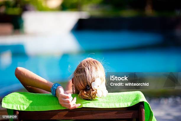 芝生の上の女性の椅子でプールの近く - タオルのストックフォトや画像を多数ご用意 - タオル, 緑色, 1人