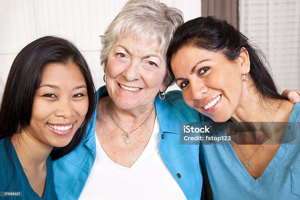 Heureux souriant femmes. Groupe Multi-ethnique. Votre grand-mère, mère, amis. - Photo de 20-24 ans libre de droits