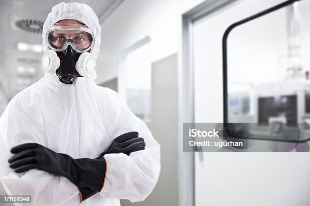 Wissenschaftsberuf Stockfoto und mehr Bilder von Schutz- und Arbeitskleidung - Schutz- und Arbeitskleidung, Strahlenschutzkleidung, Reinigen