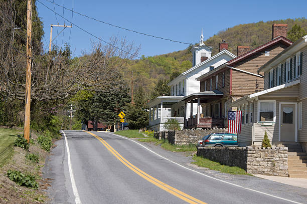 pequeño pueblo americano calle principal, las montañas apalaches en pensilvania - appalachia mountains fotografías e imágenes de stock