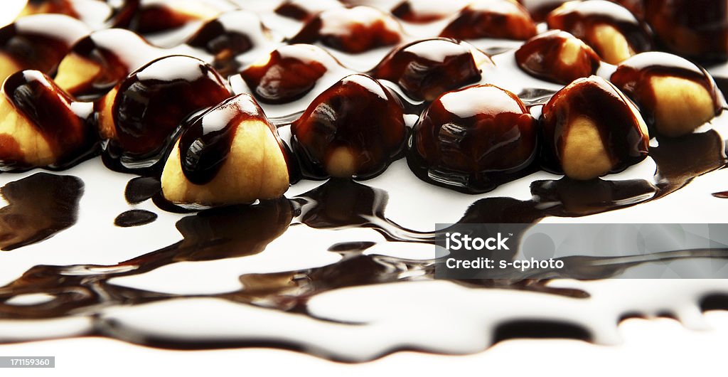 Chocolate con la avellana (Haga clic para obtener más información) - Foto de stock de Chocolate libre de derechos