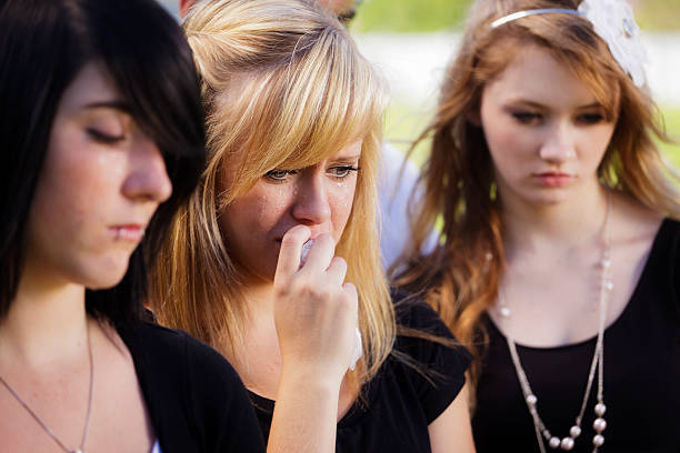 grieving teenager mädchen - teenage girls blue eyes adolescence teenager stock-fotos und bilder