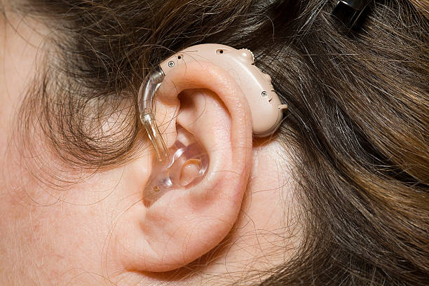삼각대를 쓴 여자 디지탈 보청기 - hearing aid 뉴스 사진 이미지