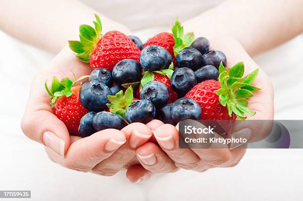 Photo libre de droit de Poignée De Fruits banque d'images et plus d'images libres de droit de Fruit - Fruit, Main humaine, Fruit rouge