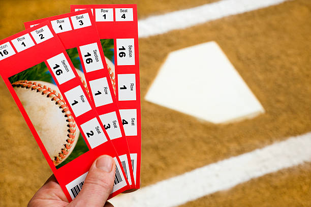 mão segura bilhetes de beisebol em casa da placa - sports event imagens e fotografias de stock
