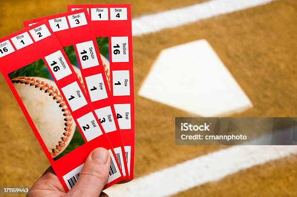 Рука Держит Бейсбольная Билеты На Дому Пластинкой — стоковые фотографии и другие картинки Билет - Билет, Бейсбол, Бейсбольный мяч