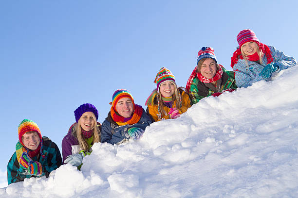 幸せな人々のグループに横たわるヒルの雪 - apres ski lifestyles people blue ストックフォトと画像