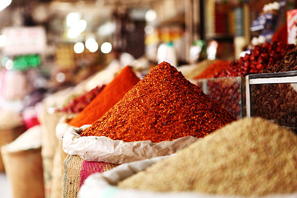 indian vermelho pimenta em pó no spice lojas, karachi emprss mercado - chilli powder - fotografias e filmes do acervo