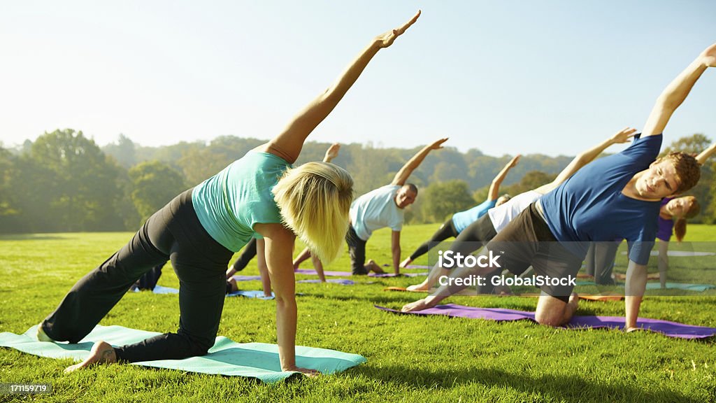 Se remettre en forme pour l'été, le Yoga - Photo de Prise de vue en extérieur libre de droits
