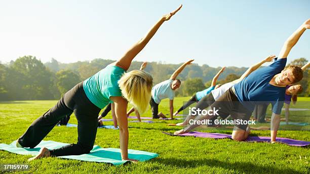 Mettersi In Forma Per Lestateyoga - Fotografie stock e altre immagini di Ambientazione esterna - Ambientazione esterna, Classe di yoga, Yoga