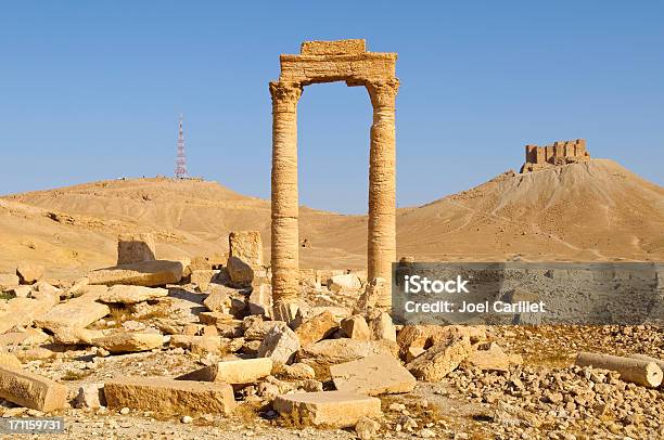 Antigua Y Moderna Towers De Palmira Siria Foto de stock y más banco de imágenes de Ruina antigua - Ruina antigua, Antiguo, Escombros
