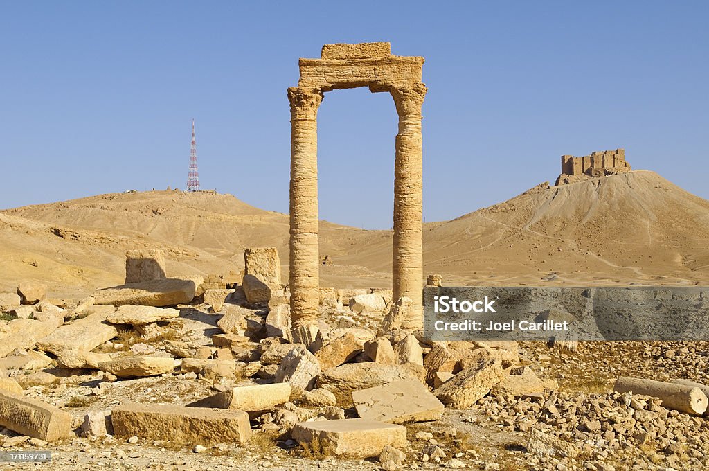 Torres antigas e modernas de Palmyra, a Síria - Foto de stock de Ruína antiga royalty-free