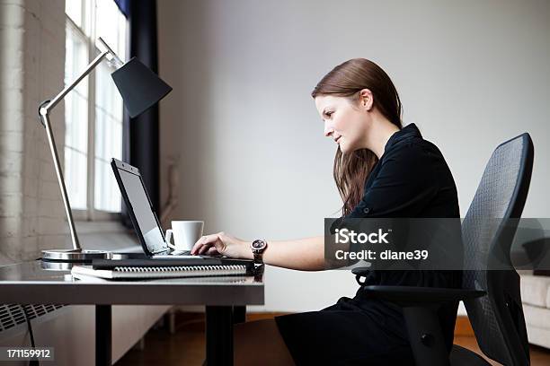 Photo libre de droit de Jeune Femme Daffaires Dans Un Bureau banque d'images et plus d'images libres de droit de Femmes - Femmes, Une seule femme, Profil