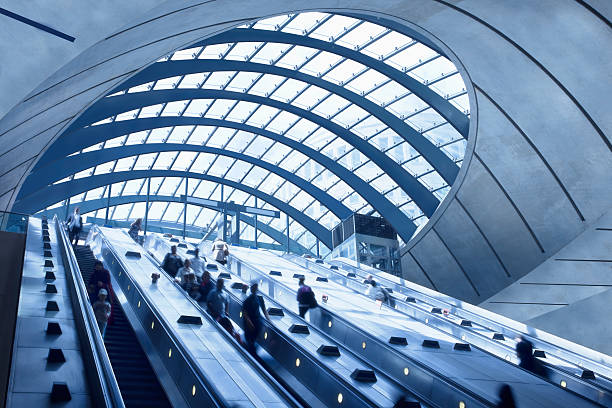 u-bahn-station rolltreppen, canary wharf, london, england - train subway station people subway train stock-fotos und bilder