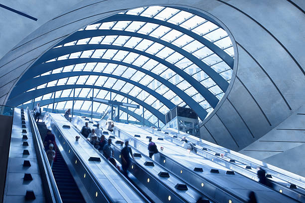 estação de metro de escadas rolantes, canary wharf, london, inglaterra - blurred motion city life train europe imagens e fotografias de stock