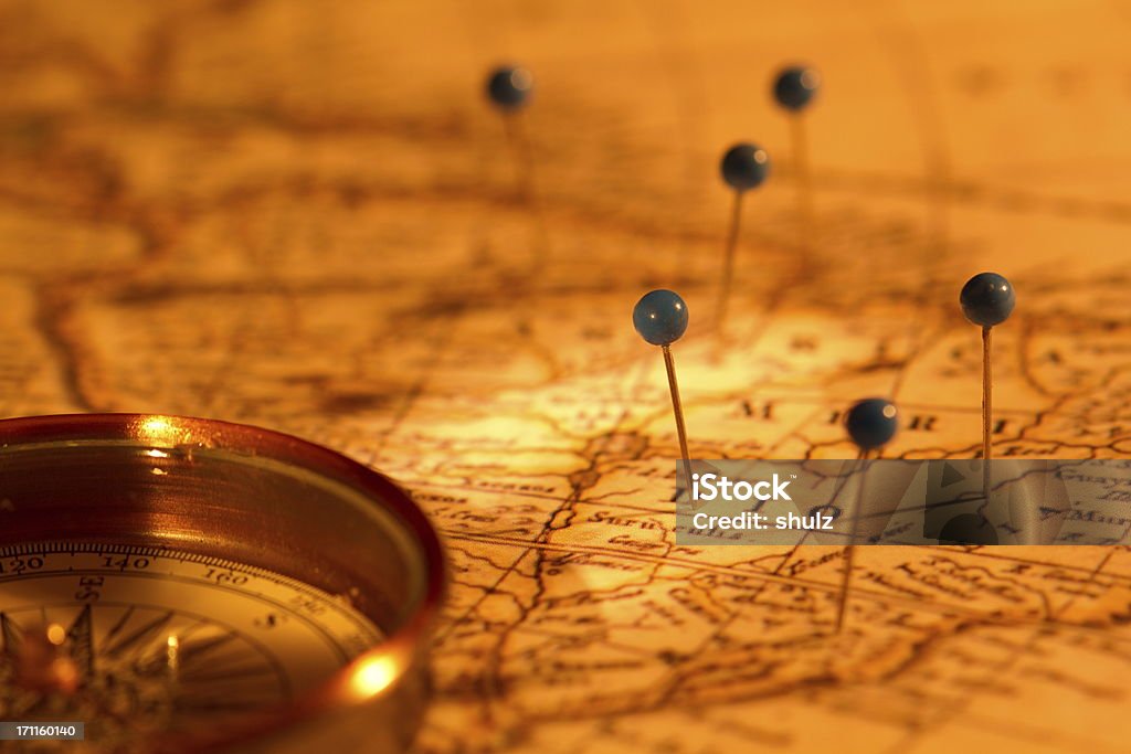 Kompas i szpilki na mapie - Zbiór zdjęć royalty-free (Mapa)