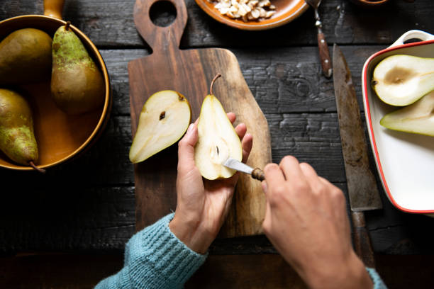 Femme préparant des poires pochées - Photo