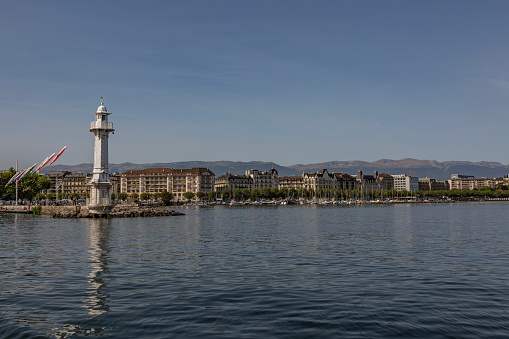 The Pâquis jetty protects the right bank of Geneva harbor. When the wind blows and takes its momentum along the entire length of Lake Geneva, some waves can sometimes reach 1.50 m.