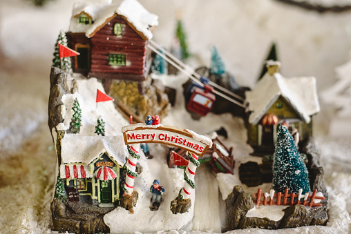 Miniature houses and figures to decorate Christmas.