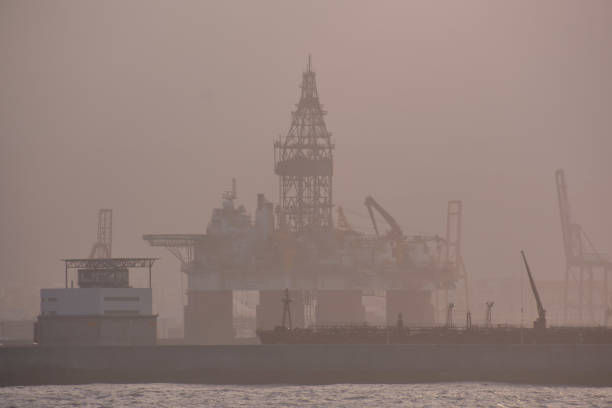 istock Silhouette of an offshore drilling rig 1711682116
