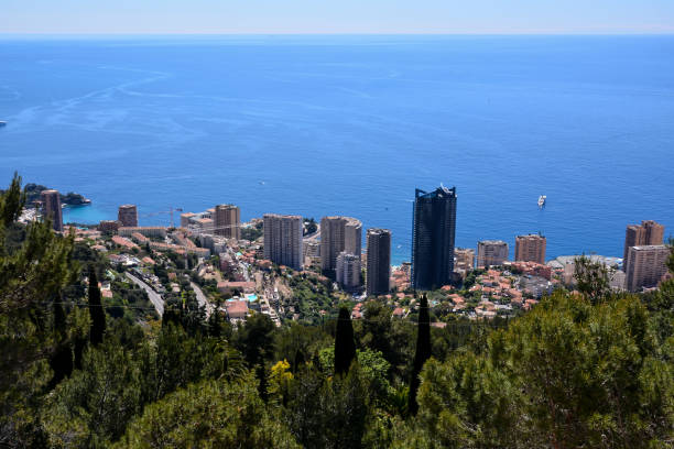 vue aérienne de la ville de menton dans français riviera - aerial view cityscape menton beach photos et images de collection