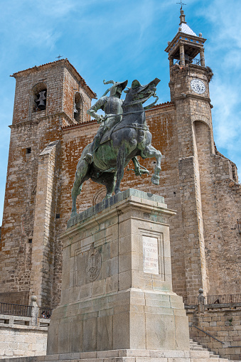 Disparo vertical al monumento conmemorativo del conquistador español del Perú don Francisco Pizarro en la villa de Trujillo, España