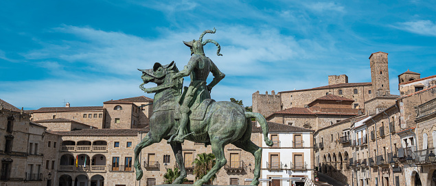 Panorámica de la villa medieval de Trujillo en España con el monumento ecuestre al conquistador del Perú don Francisco Pizarro