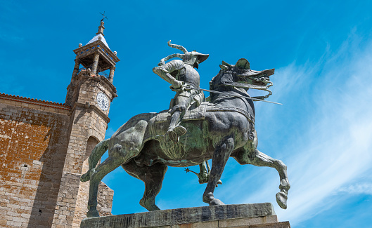 Perspectiva inferior de la estatua ecuestre del conquistador español del Perú don Francisco Pizarro en la villa de Trujillo, España