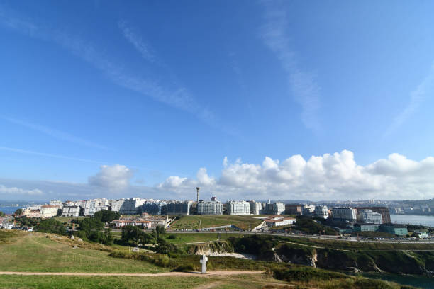 widok miasta, zdjęcie jako tło, w corunie północna hiszpania, galicja, hiszpania, europa - moscow river zdjęcia i obrazy z banku zdjęć