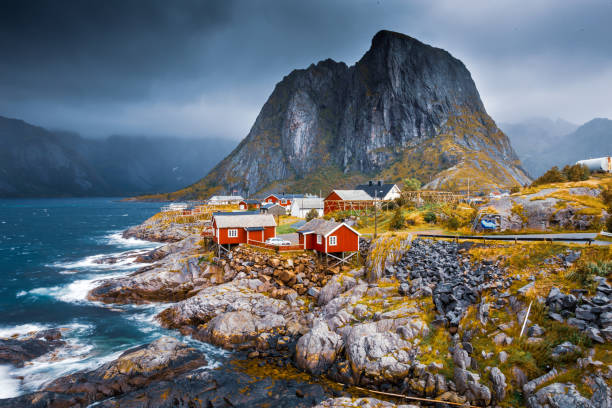 pueblo pesquero noruego con casas rojas - condado de nordland fotografías e imágenes de stock