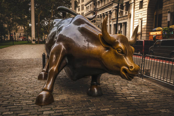 l'iconico toro di wall street a new york - wall street finance stock market power foto e immagini stock