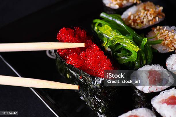 Mezcla De Sushi Foto de stock y más banco de imágenes de Alimento - Alimento, Atún - Pescado, Blanco - Color