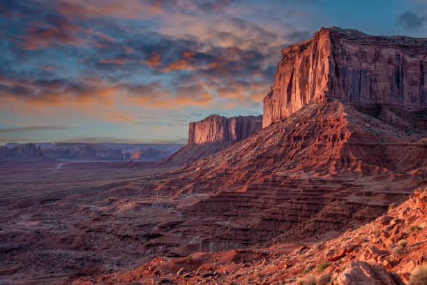 mitchell mesa al amanecer - monument valley navajo mesa monument valley tribal park fotografías e imágenes de stock