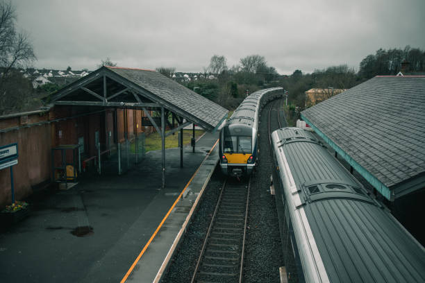 dwa pociągi z silnikiem diesla przejeżdżają na stacji kolejowej ballymoney w irlandii północnej. patrząc w kierunku pociągów i torów kolejowych z wiaduktu dla pieszych. - coleraine zdjęcia i obrazy z banku zdjęć
