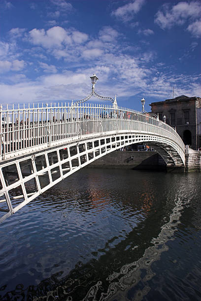 ha'penny bridge dublino - dublin ireland bridge hapenny penny foto e immagini stock