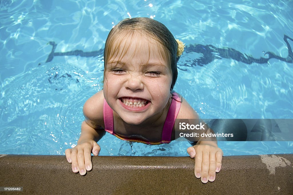 Chica joven vista a la piscina - Foto de stock de 4-5 años libre de derechos