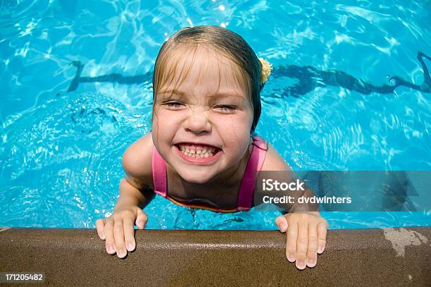 Chica Joven Vista A La Piscina Foto de stock y más banco de imágenes de 4-5 años - 4-5 años, Agua, Alegre