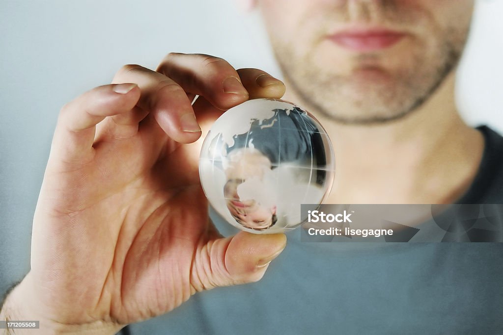 Legerer Mann hält ein crystal Welt - Lizenzfrei Globus Stock-Foto