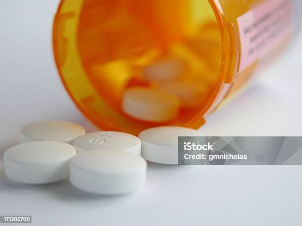 Sobres Blancos Para Derrames De Medicina Botella Foto de stock y más banco de imágenes de Opioide - Opioide, Abierto, Analgésico