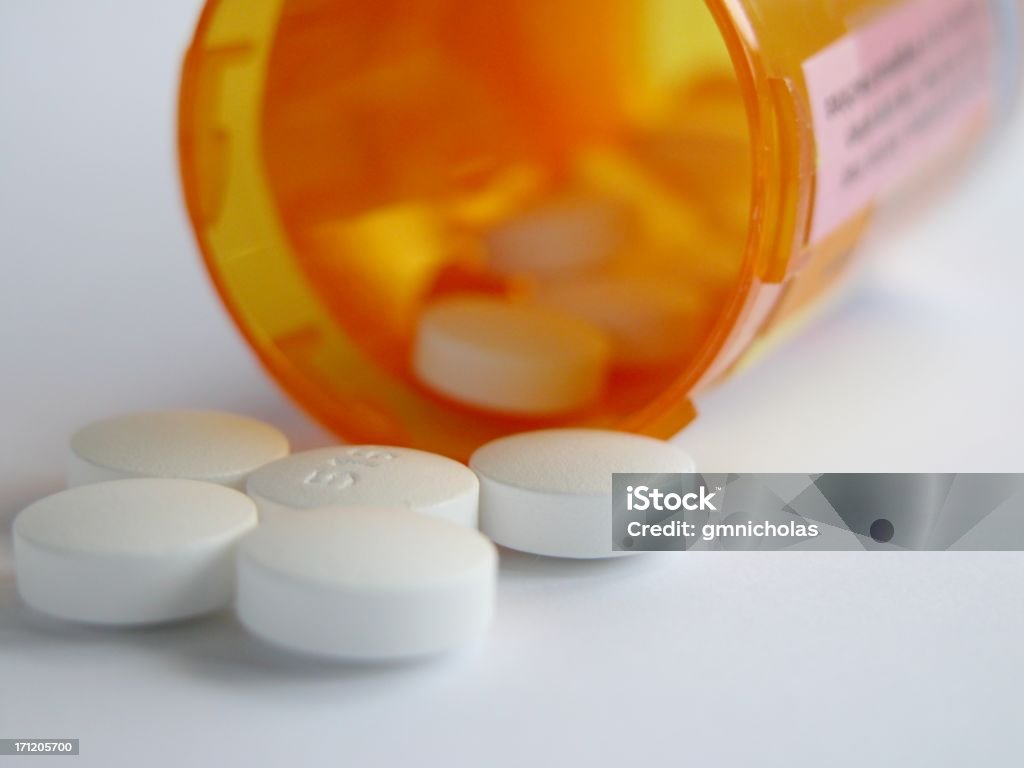 Branco comprimido derrame do frasco do medicamento - Royalty-free Opioide Foto de stock