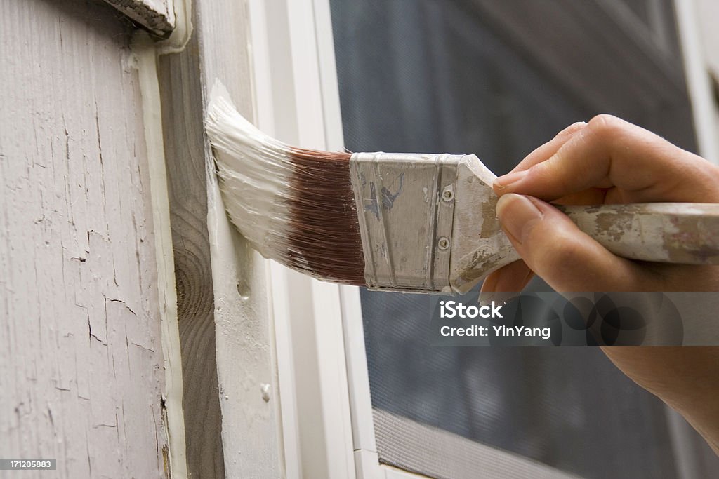 Маляр живопись, ремонтировать жилое здание на Благоустройство дома - Стоковые фото Белый роялти-фри