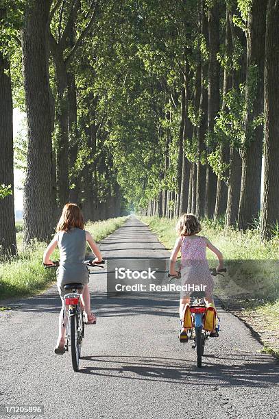 Irmãs A Andar De Bicicleta Na Holanda - Fotografias de stock e mais imagens de Ciclismo - Ciclismo, Países Baixos, Criança