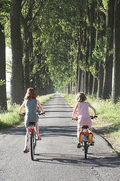 сестры велоспорт в голландии - bikingpath стоковые фото и изображения